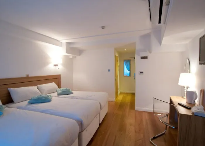 Hotel: Ambassadors Hotel